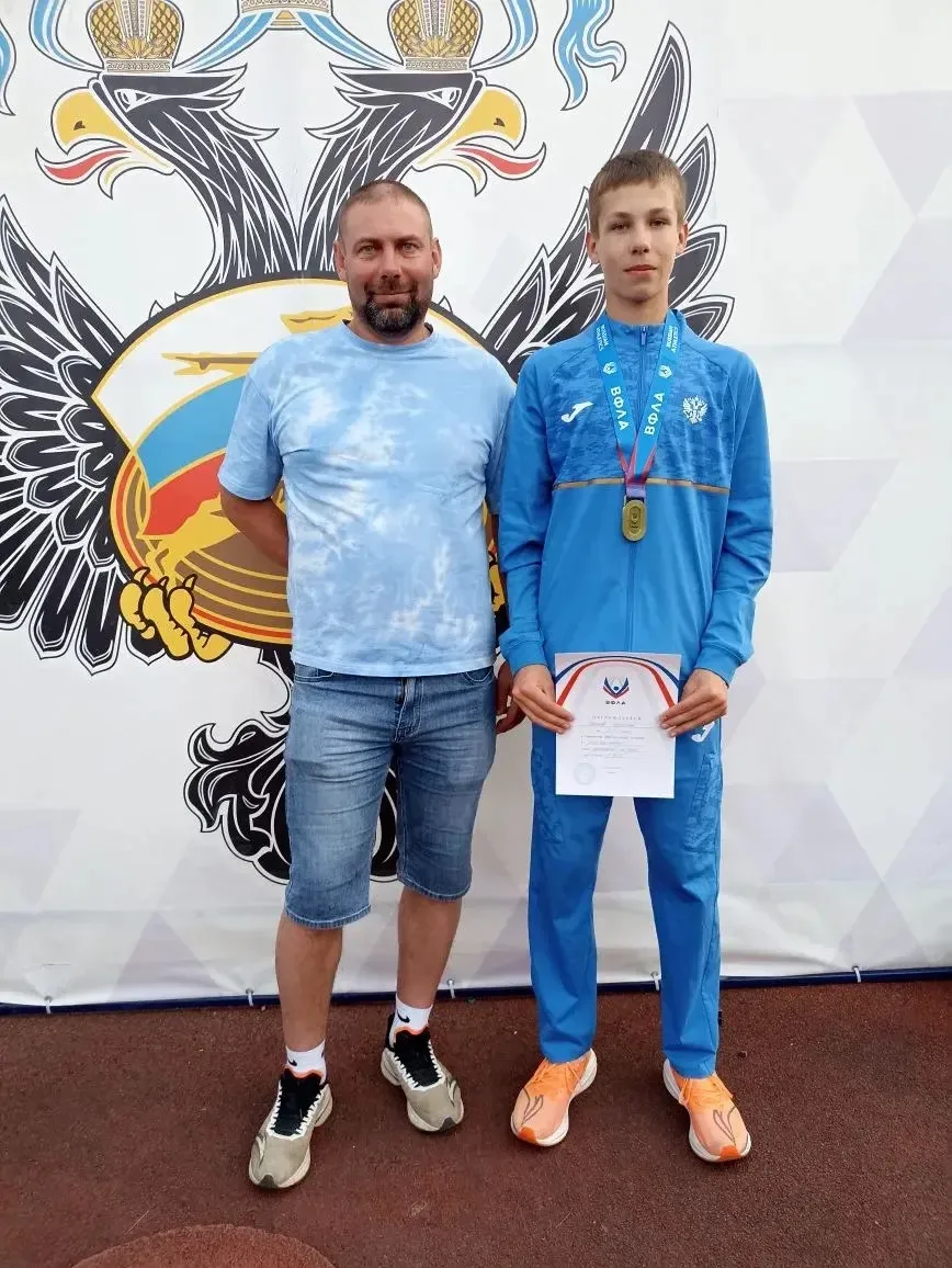 АРСЕНИЙ УМНОВ ПОБЕДИТЕЛЬ В БЕГЕ НА 1500 метров