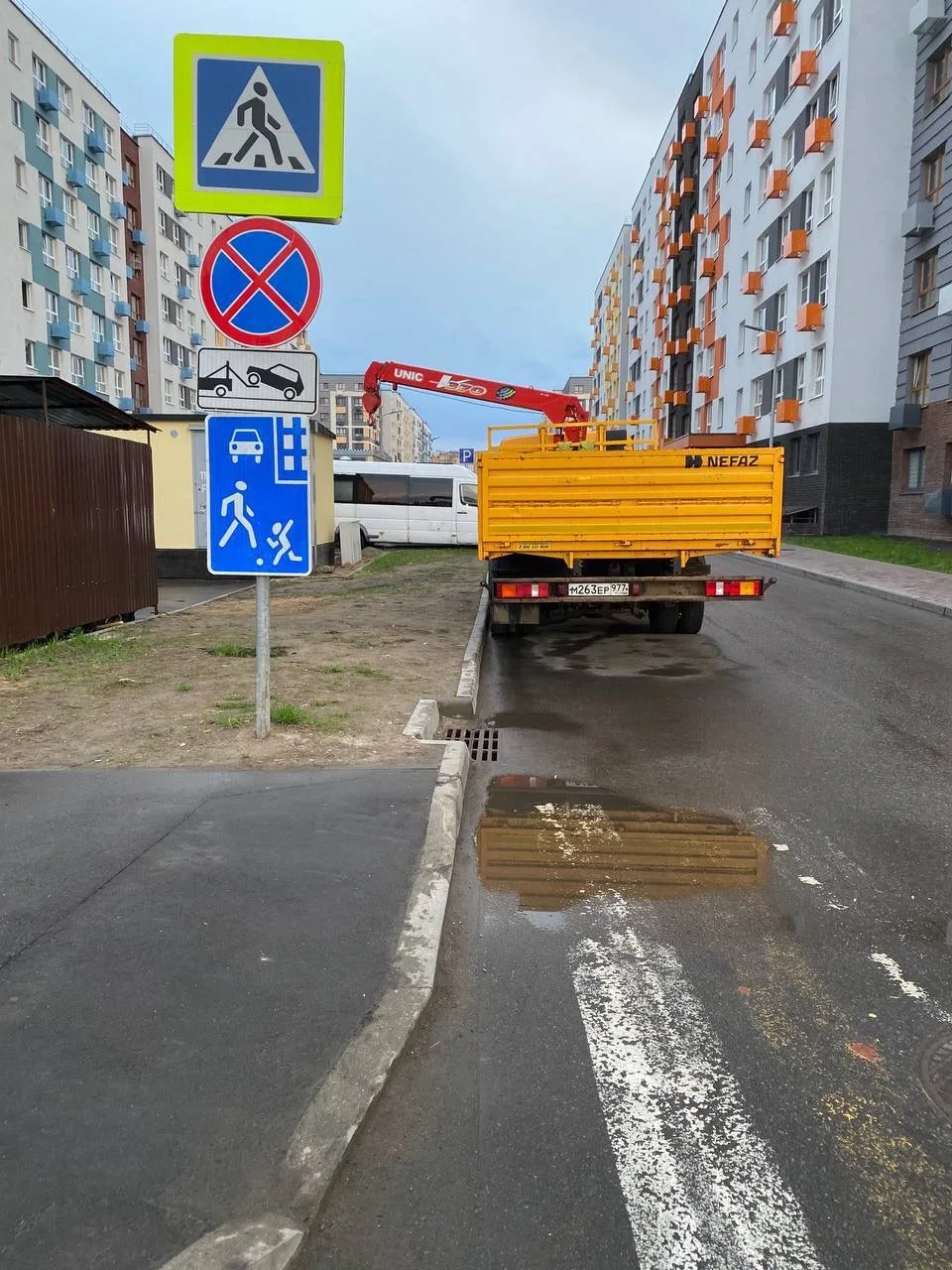 💬 От подписчика:  В ЖК Новая Рига водитель КАМАЗа на бешеной скорости пересёк сплошную, вылетел на в