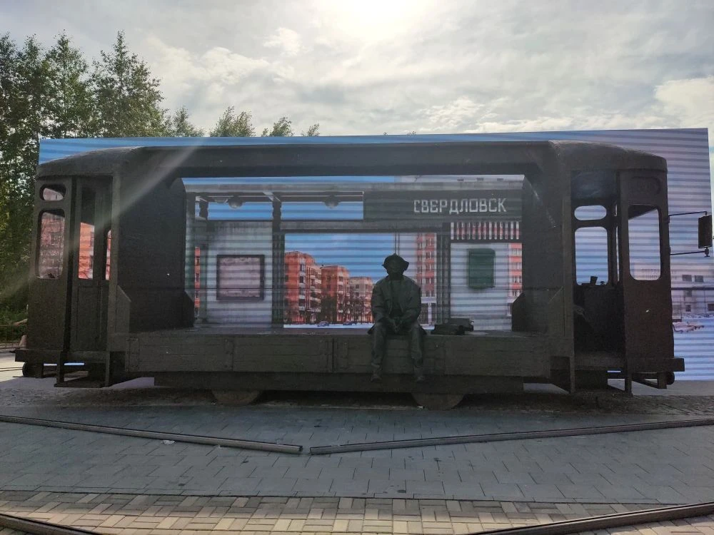 🪦Сегодня провожала маму на концерт и увидела такую инсталляцию в центре города - у Дворца молодежи.