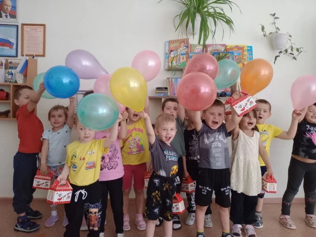 Сегодня в группе мы поздравили Антона с 4-летием! Дети дружно спели имениннику «Каравай», сказали тё