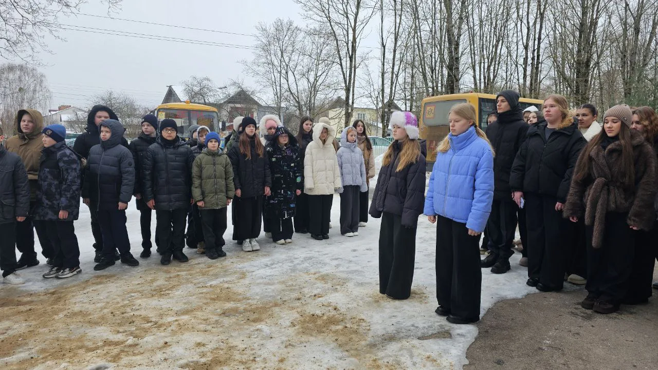 Начинаем новую учебную неделю с традиционной церемонии поднятия Государственного флага Российской Фе