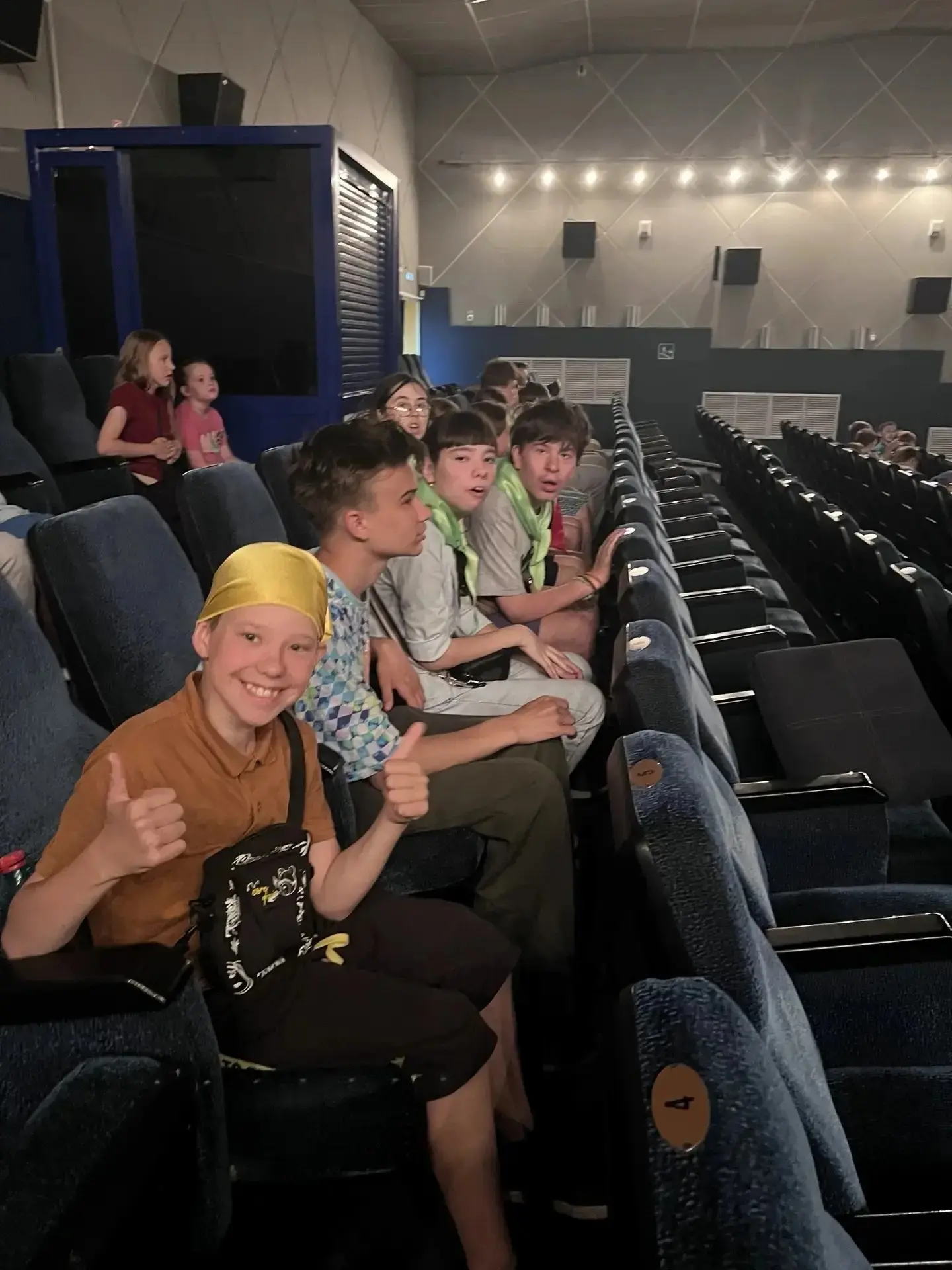 Камера, мотор, каникулы! 🎬🍿
Вчера прошел увлекательный и кинематографичный день смены. Мы отмечали