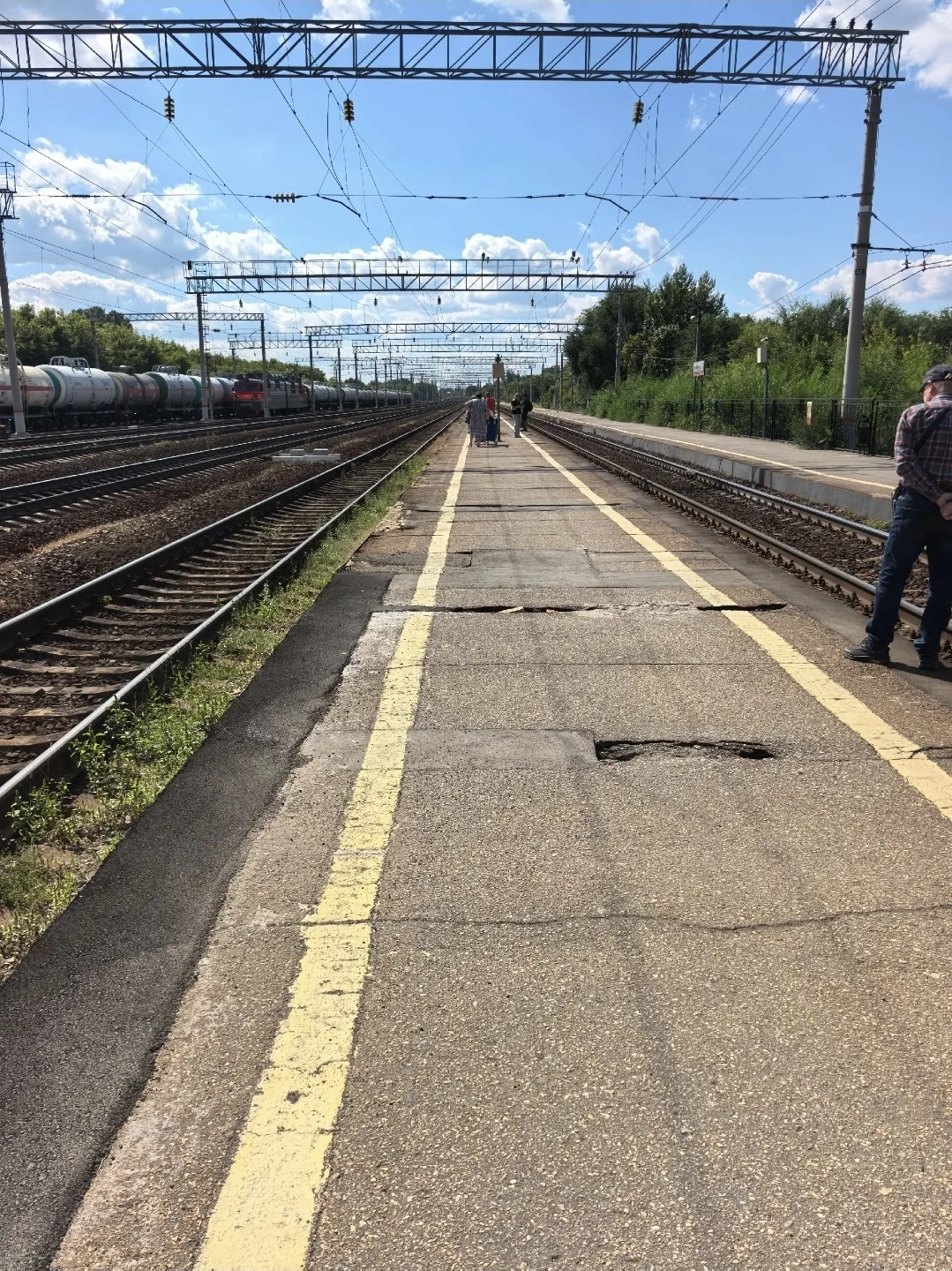 Вот такие провалы в асфальтовом покрытии на перронах железнодорожного вокзала "Сызрань-...