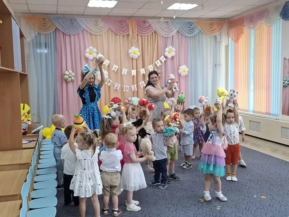 «Дорогие наши малыши! Сегодня у вас большой праздник — вы прощаетесь с ясельной группой и переходите