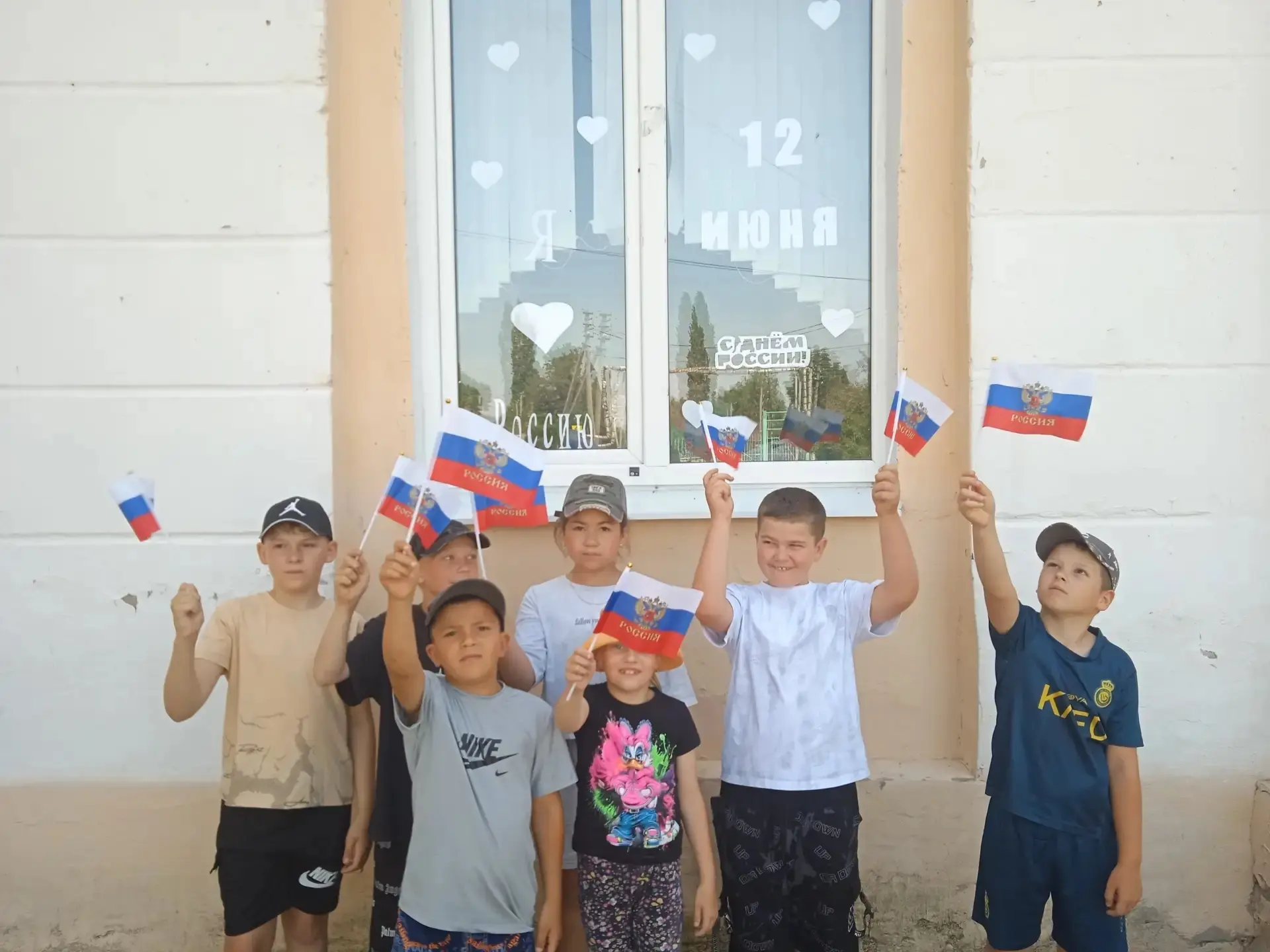 Сегодня, в честь празднования Дня России, в пришкольном лагере "Дружба" прошел насыщенный день, напо