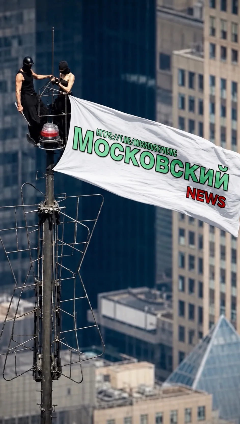 🌆💍 Поцелуй на высоте, который разлетелся по всему миру