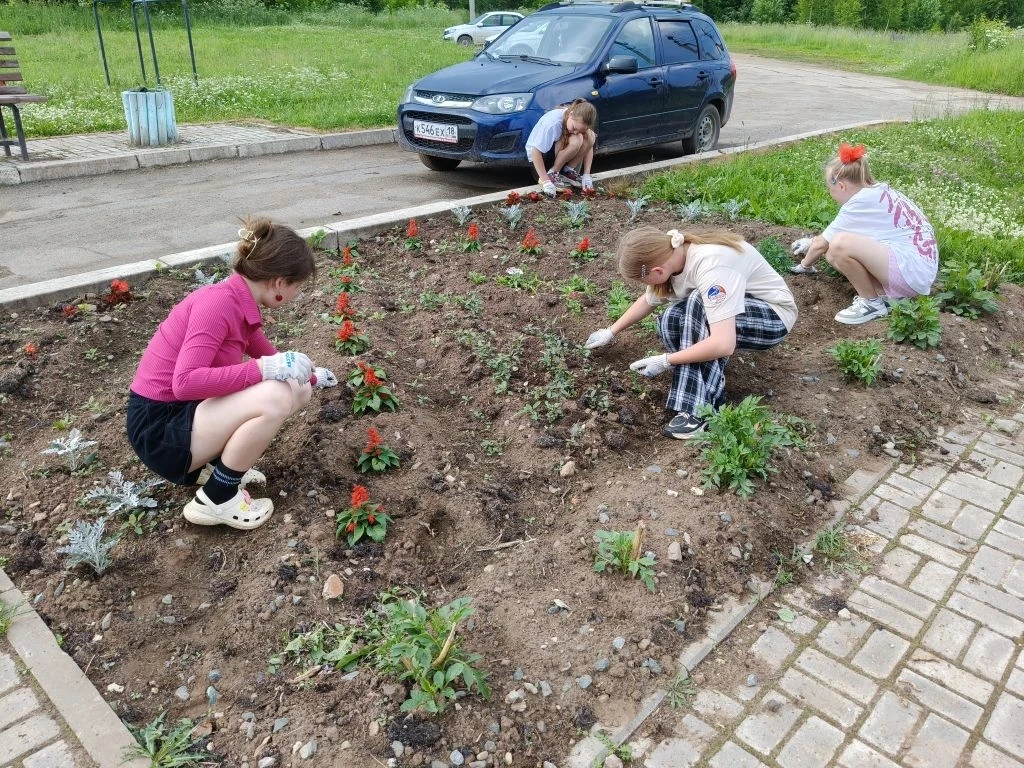 ♻️ 🌳 Продолжаем работу: сегодня снова трудились на клумбах!

В рамках программы по трудоустройству 