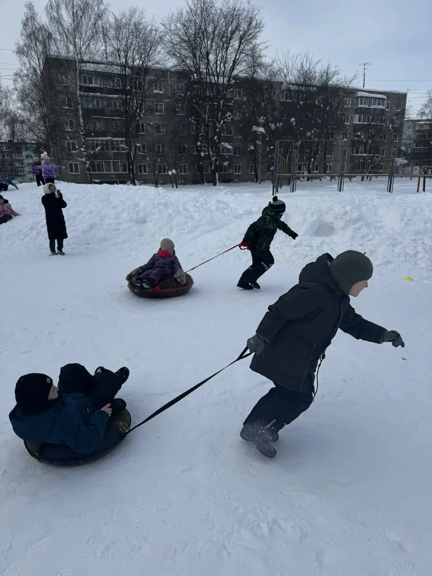 🏃‍♂️ Сегодня на школьном дворе царило настоящее спортивное настроение — первоклассники приняли участ