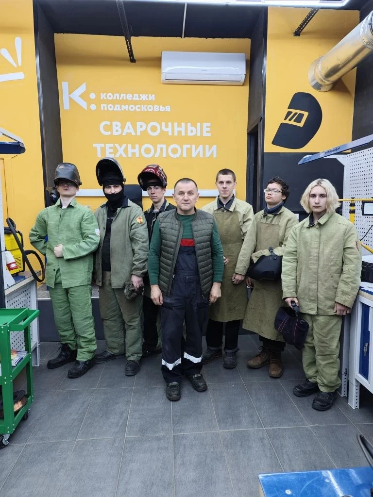Ребята из нашей школы-интерната, которые прошли курсы и получили свидетельство об обуче...