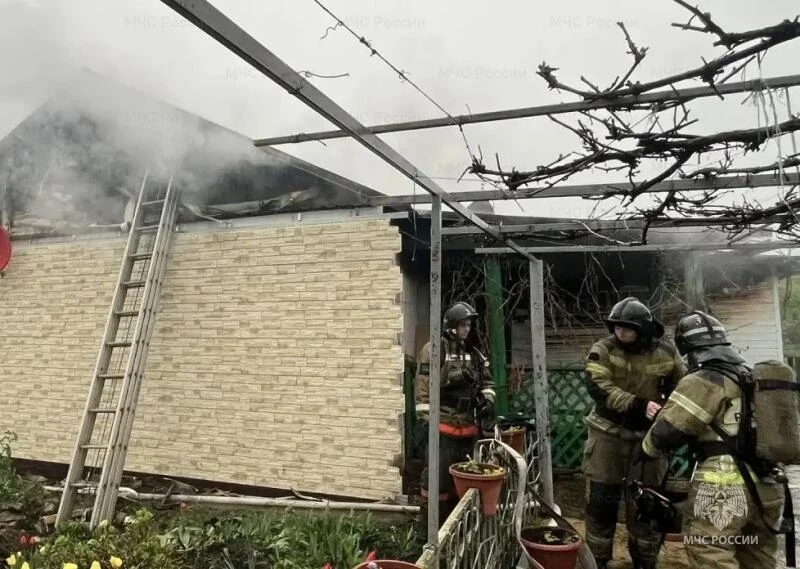 В Орловской области из-за попадания молнии сгорел дом 🚒  Огненное происшествие произошло вчера вечер