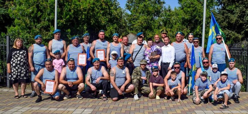 День ВДВ целинцы отметили у Камня памяти в п.Целина
 
Митинг, посвященный Дню Воздушно-десантных вой