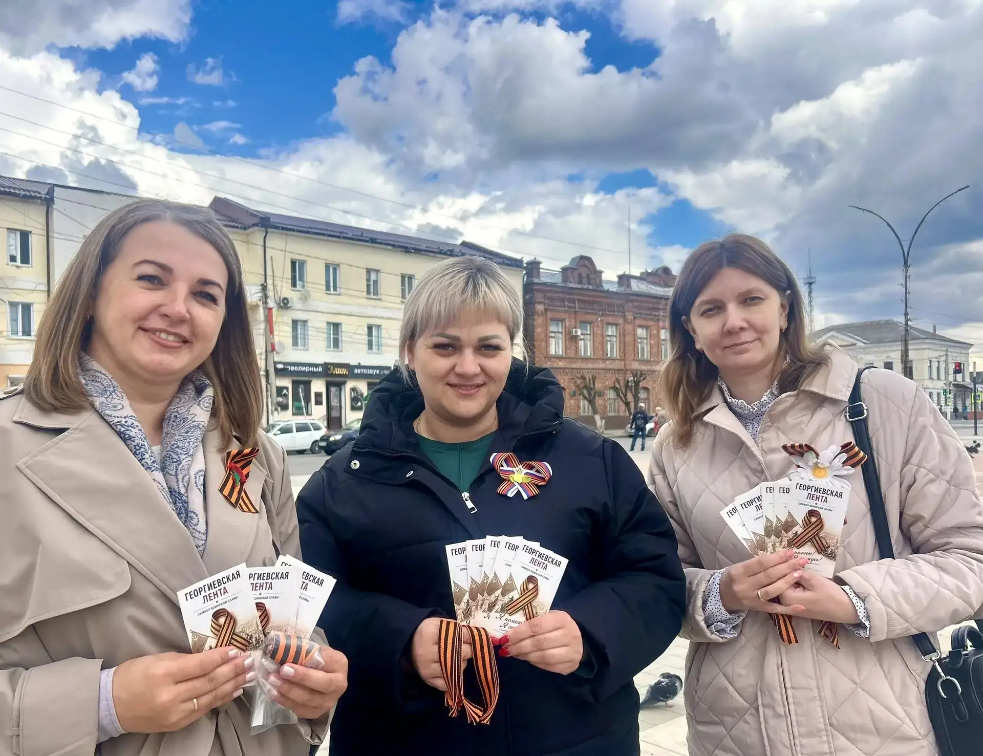 В преддверии Дня Победы острогожские работники культуры провели акцию "Георгиевская ленточка" в цент