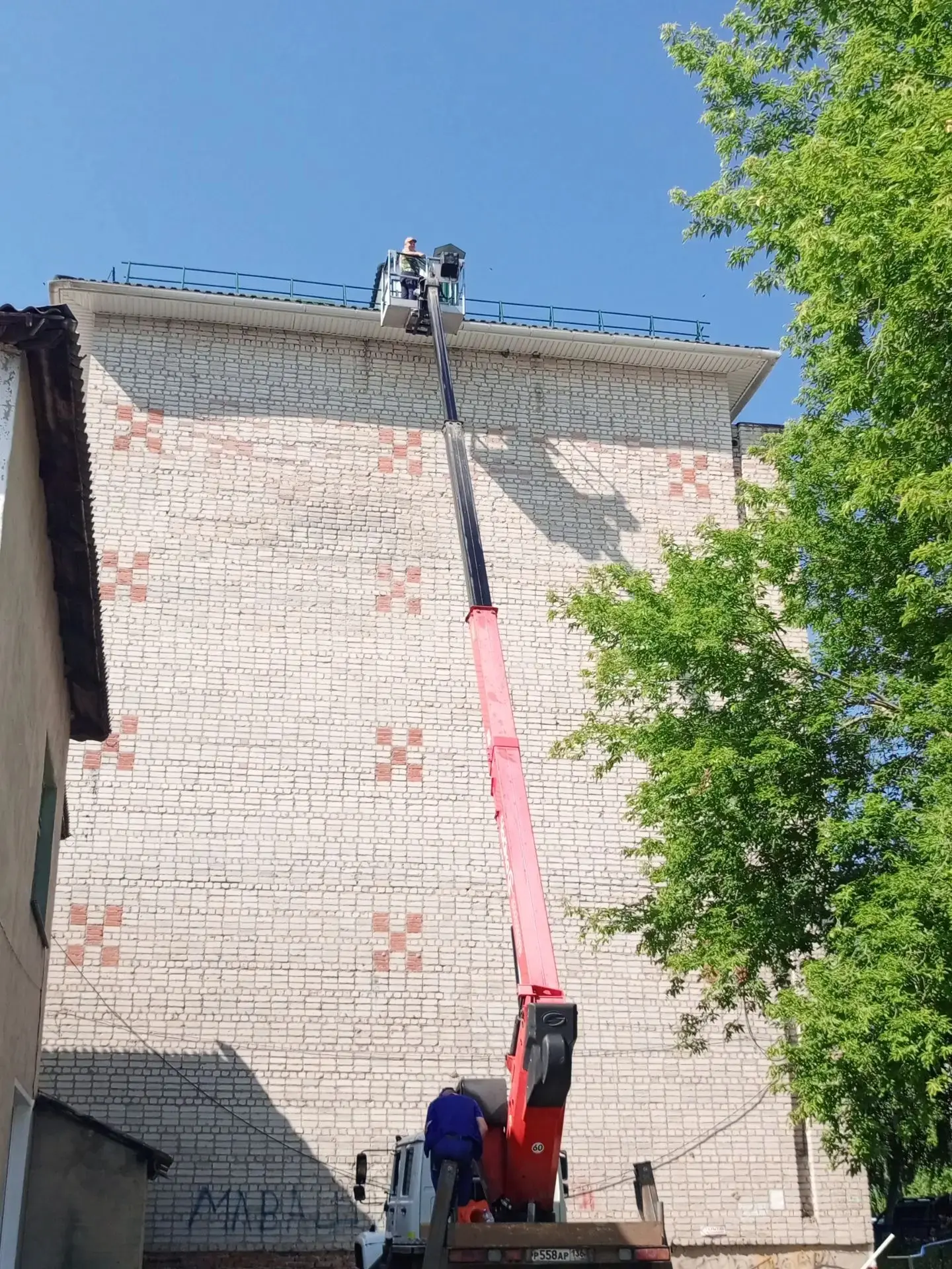 Очистка кровли от мусора ул. Заводская д. 56