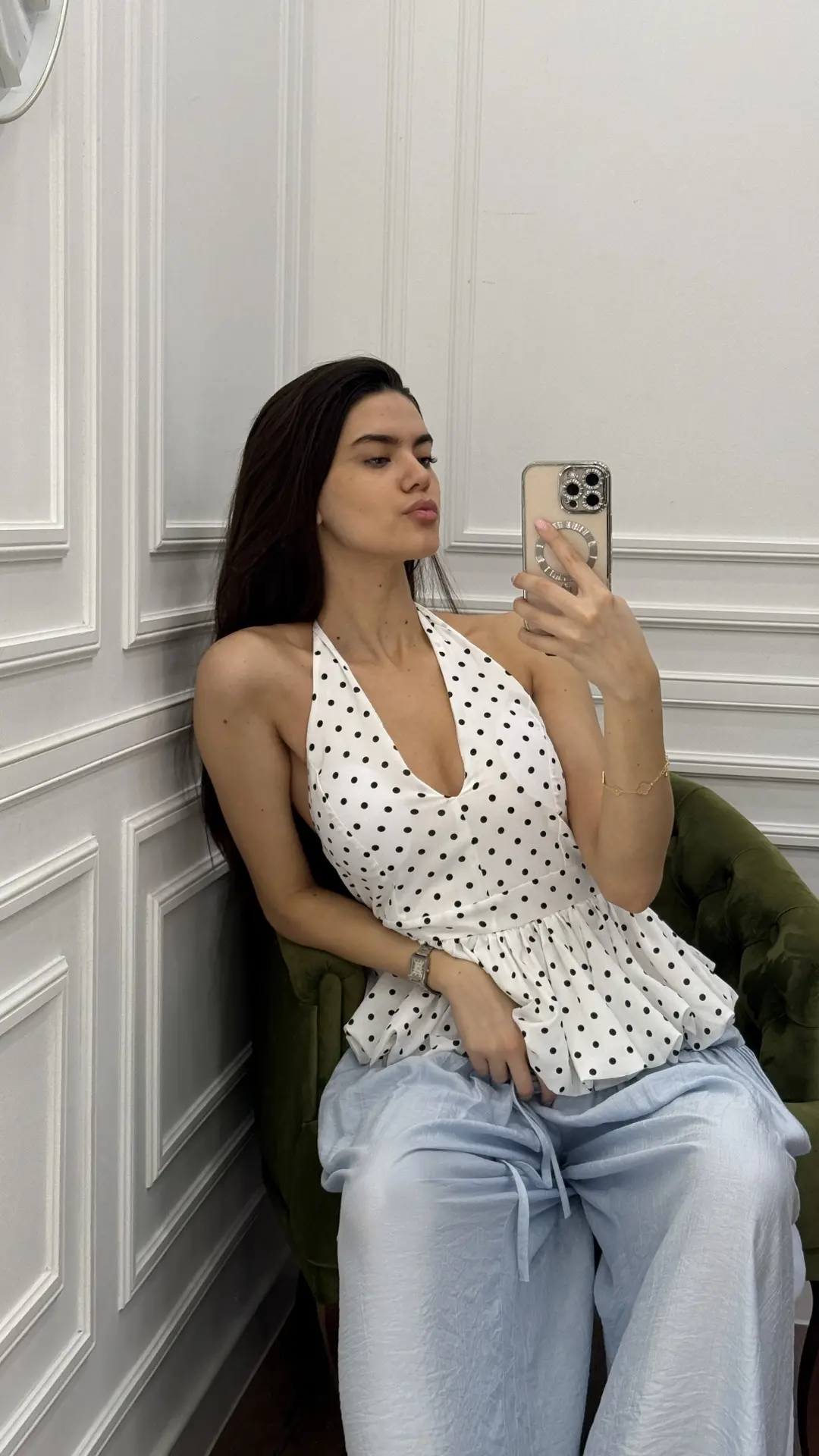 NEW COLLECTION 

Топ — 835₽ 
Штаны — 1.205₽ 
Обувь — 1.110₽