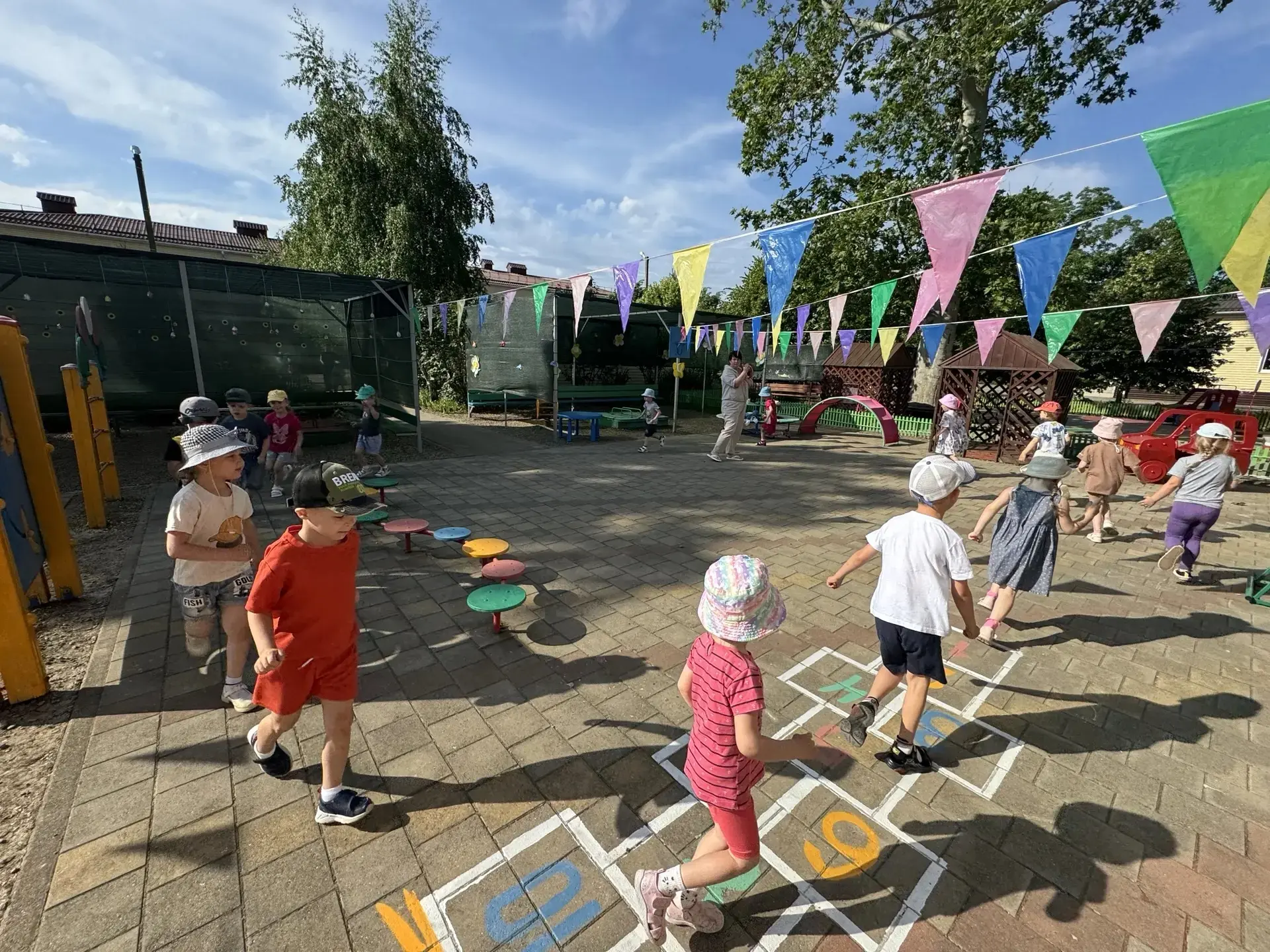 Доброе утро, страна! ☀️🇷🇺 

Каждое утро старшая группа КН 3 заряжается бодростью на весь день!🌟💪
