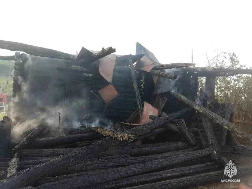 🔥 Мать спасла четверых детей из горящего дома в Пермском крае.

Пожар произошёл ночью в селе Етыш н