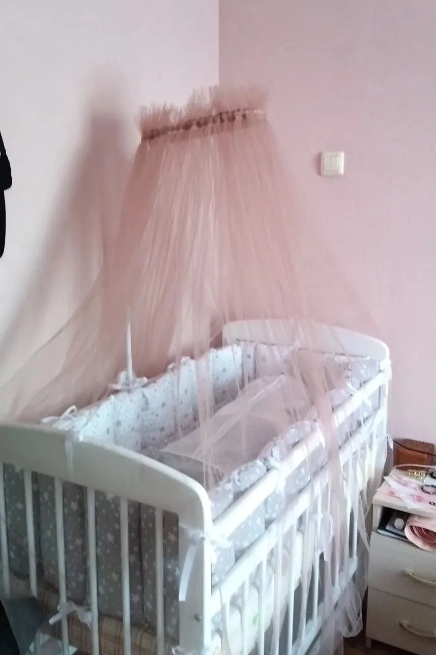 Продам детскую кроватку с маятником. К кроватке идет ящик. 
Также балдахин с каркасом  
Бортики с од
