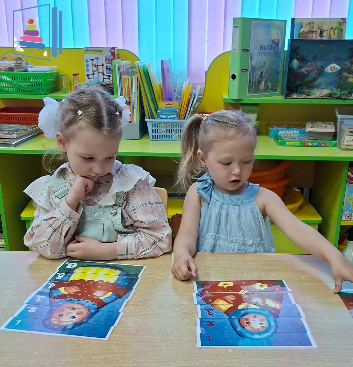 В группе «Цветик- Семицветик» прошёл день, посвящённый русской матрёшке - символу России. 
Ребята по