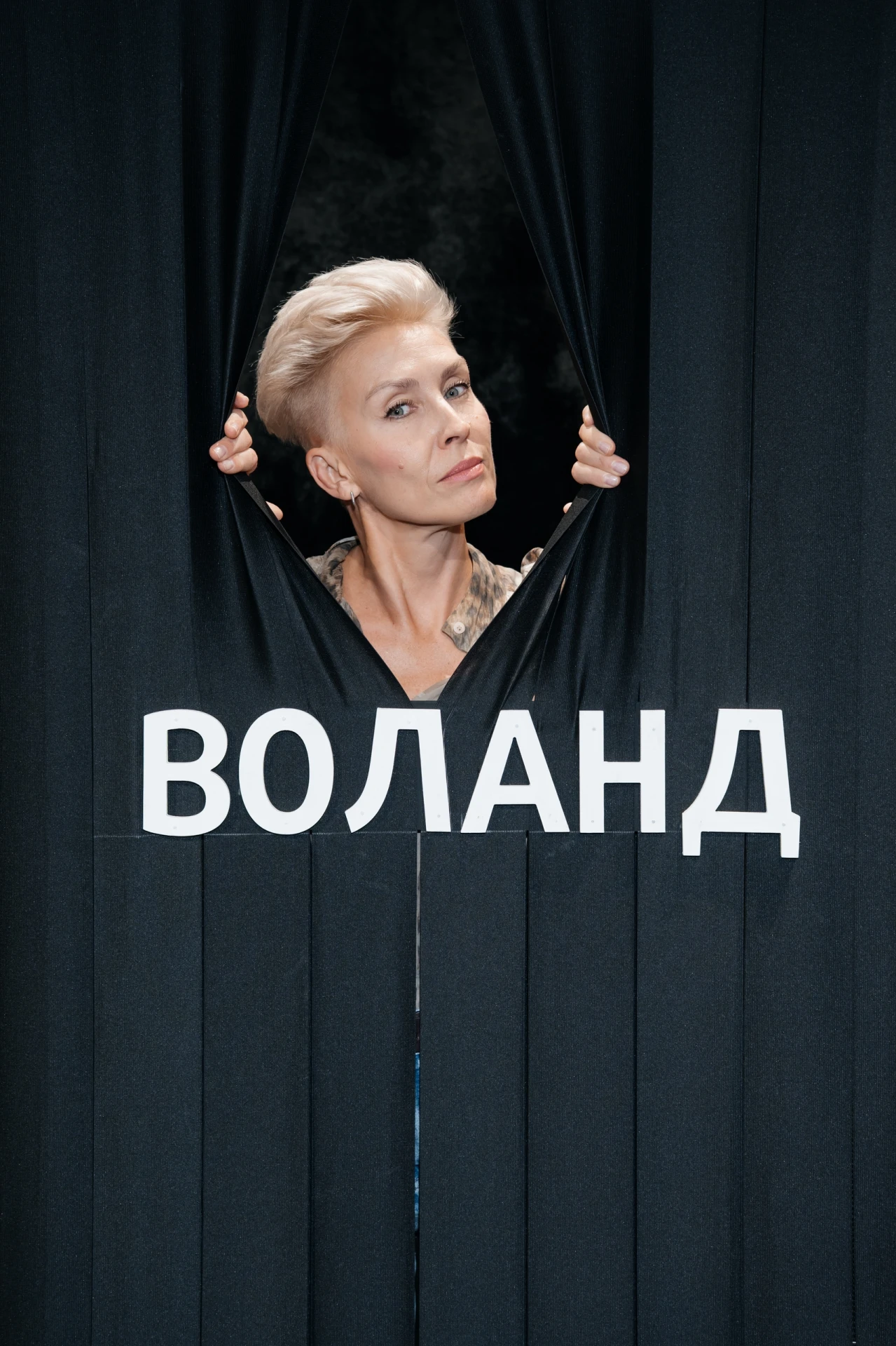 Традиционный комплимент зрителям на премьерных показах — фотозона и профессиональный фо...