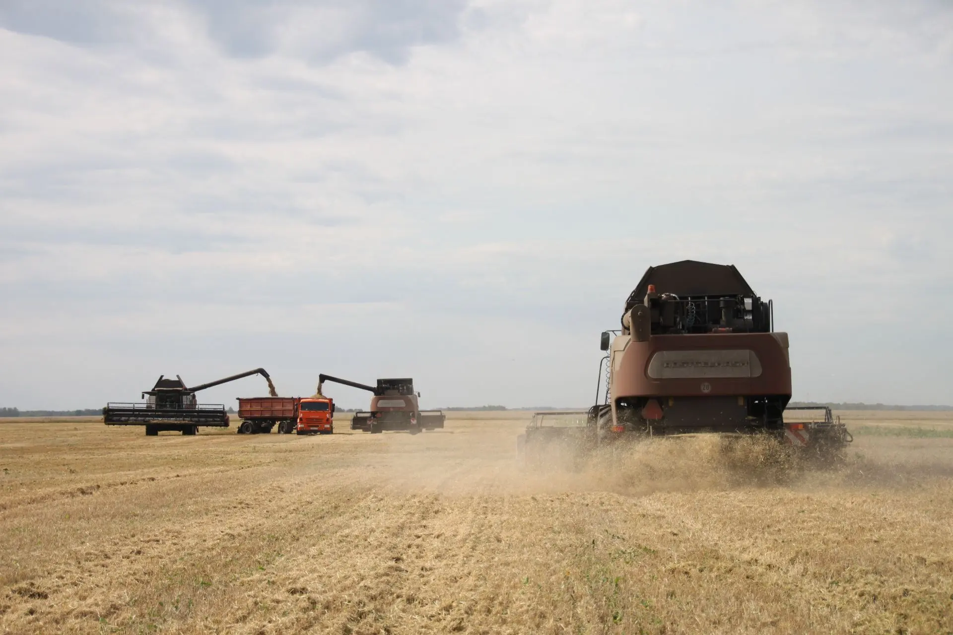 Уборочная кампания в округе не сбавляет оборотов.