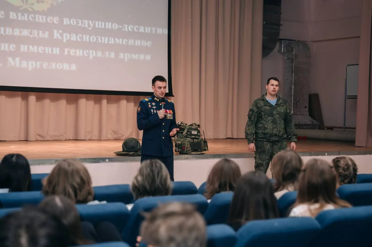 Военные встретились со школьниками в Опалиховской гимназии  В Красногорске прошла новая встреча поко