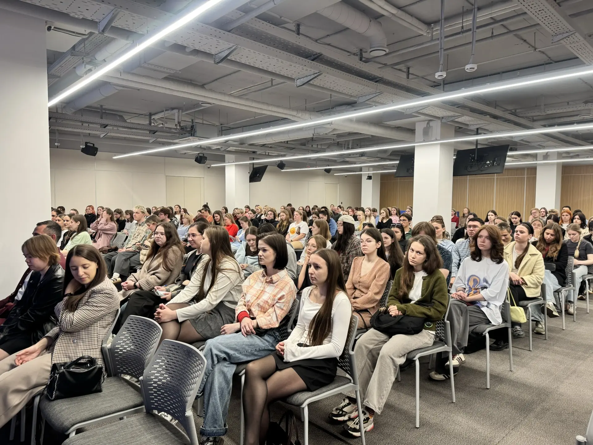 В ФОРМАТЕ ОТКРЫТОГО ДИАЛОГА   Встретилась с выпускниками Красноярского педуниверситета и наших педко