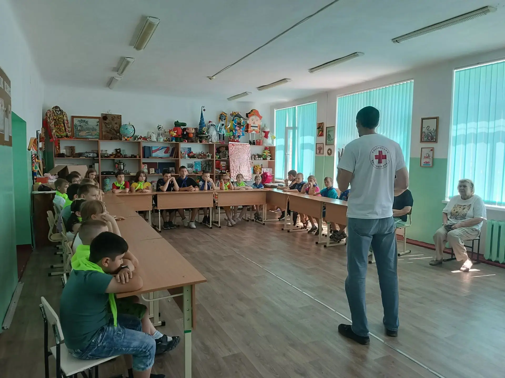 16 июня в школьном лагере "Берёзка" сотрудник организации "Красный Крест"  провёл увлекательный маст