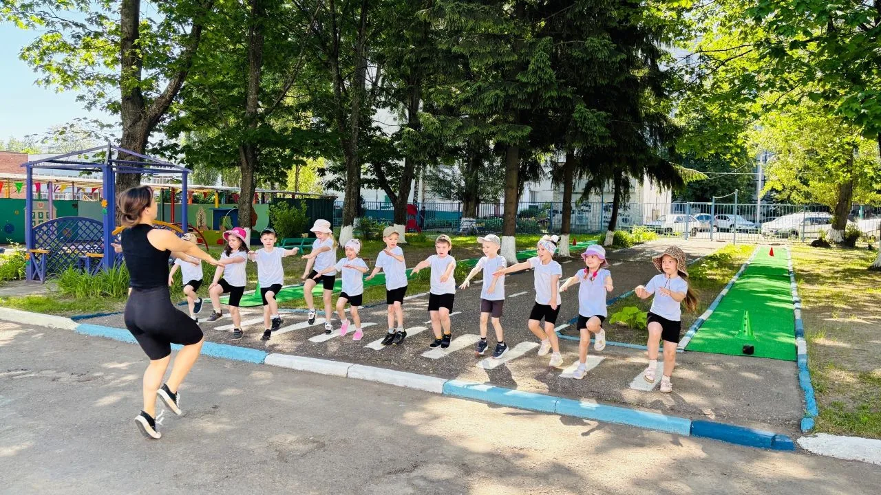 ☀️ Сегодня у наших маленьких спортсменов прошло яркое и весёлое  занятие по физкультуре — мы подвели
