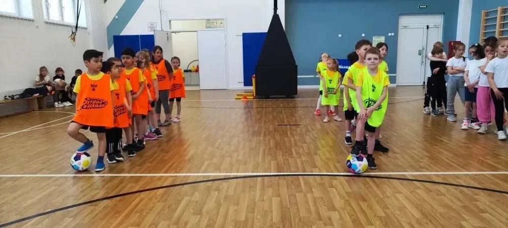 ⭐ Звёздочки футбола — в гостях у школы! ⚽  Сегодня на базе МАОУ СОШ №1 г. Светлогорска в рамках прое