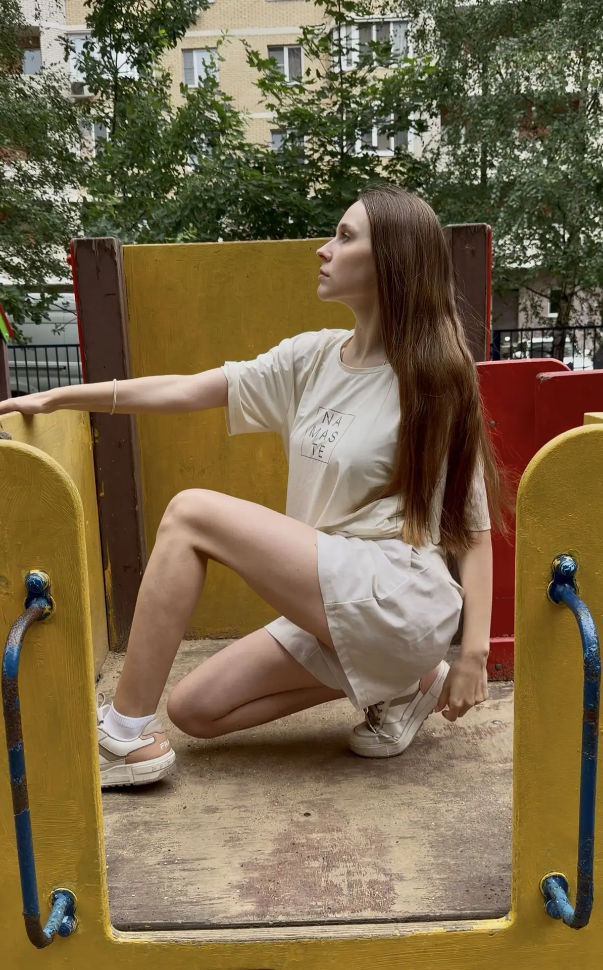 На детскую площадку проникла кошка 🐈‍⬛ (аллергики, берегитесь) 😅