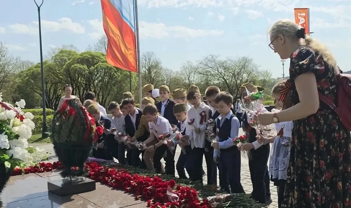 В преддверии великого праздника — Дня Победы ребята посетили памятники маршалу Константину Рокоссовс