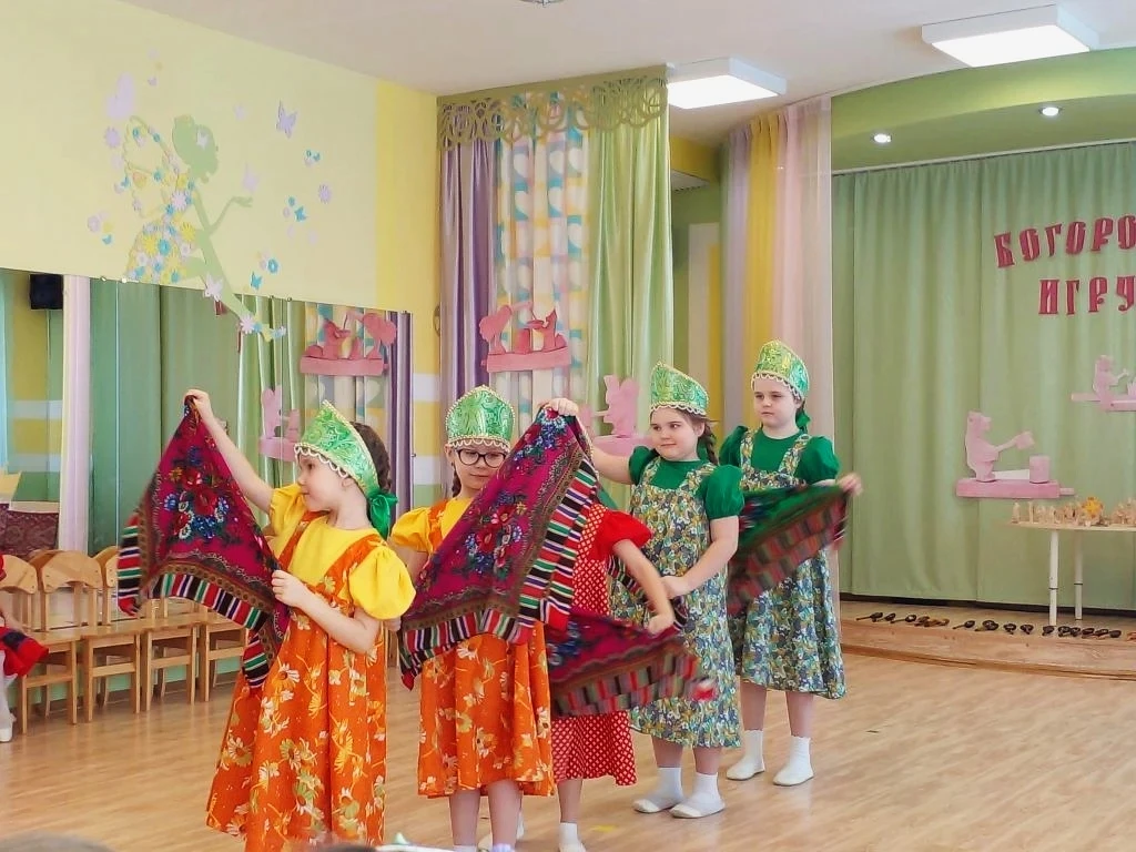 Красочным фестивалем завершилась "Неделя Богородской игрушки". Жаль расставаться с такой красотой.
Н