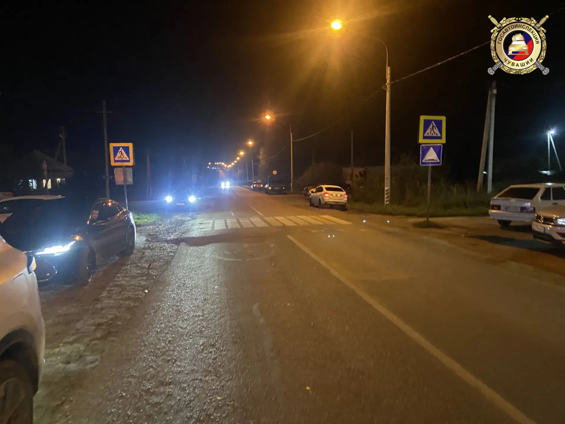 Сотрудники Госавтоинспекции работают на месте ДТП в Батыревском округе