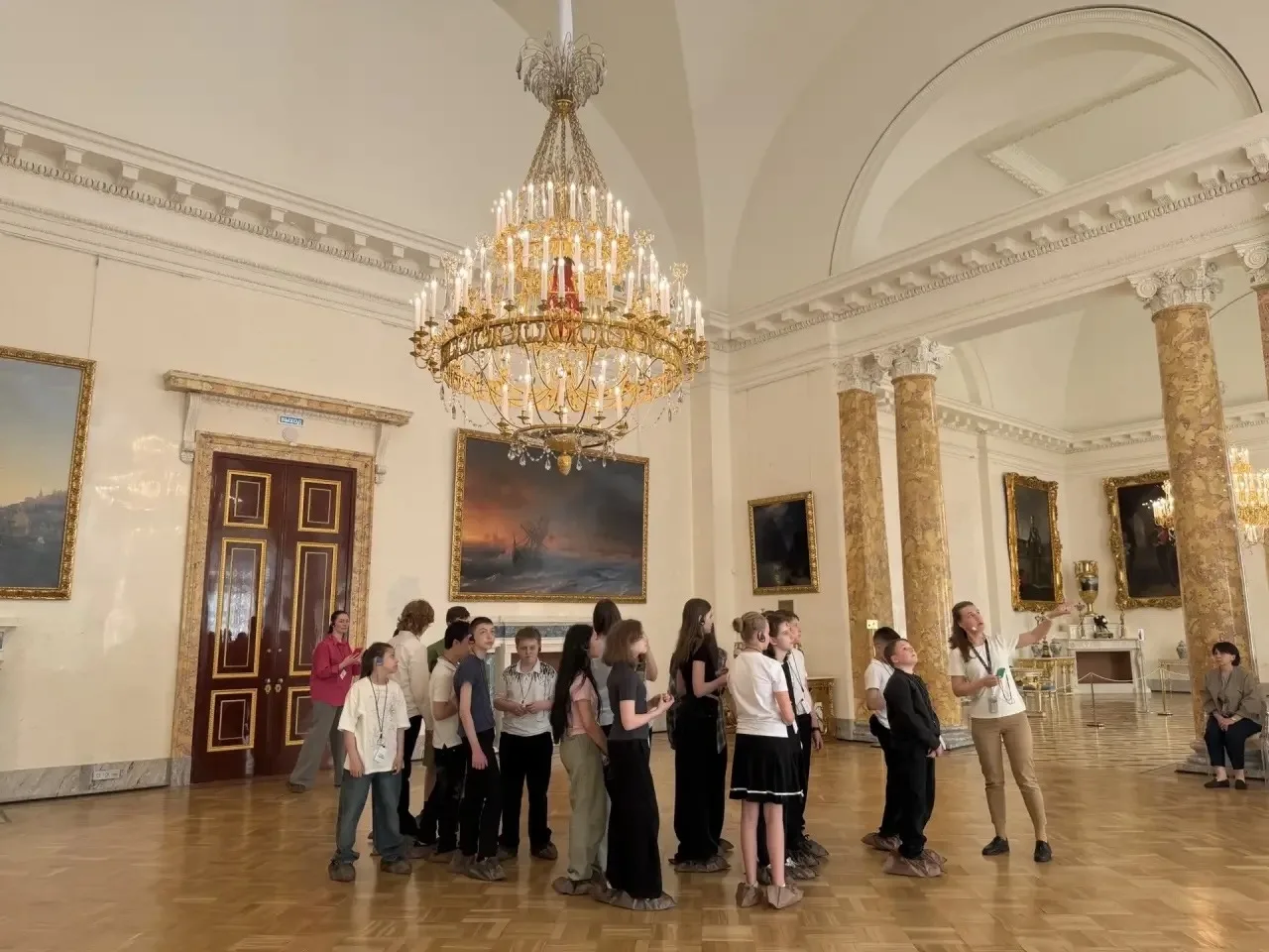 🏛️ 6А: погружение в эпоху последнего императора 👑  19 мая 6А класс под руководством Анны Владимировн