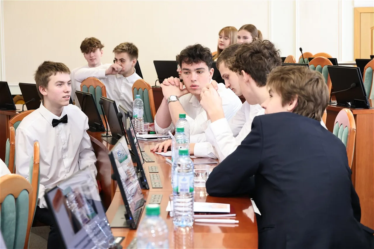Сегодня в гостях у парламента - старшеклассники из Дзержинска. Пришел к ним на встречу, а мое место 