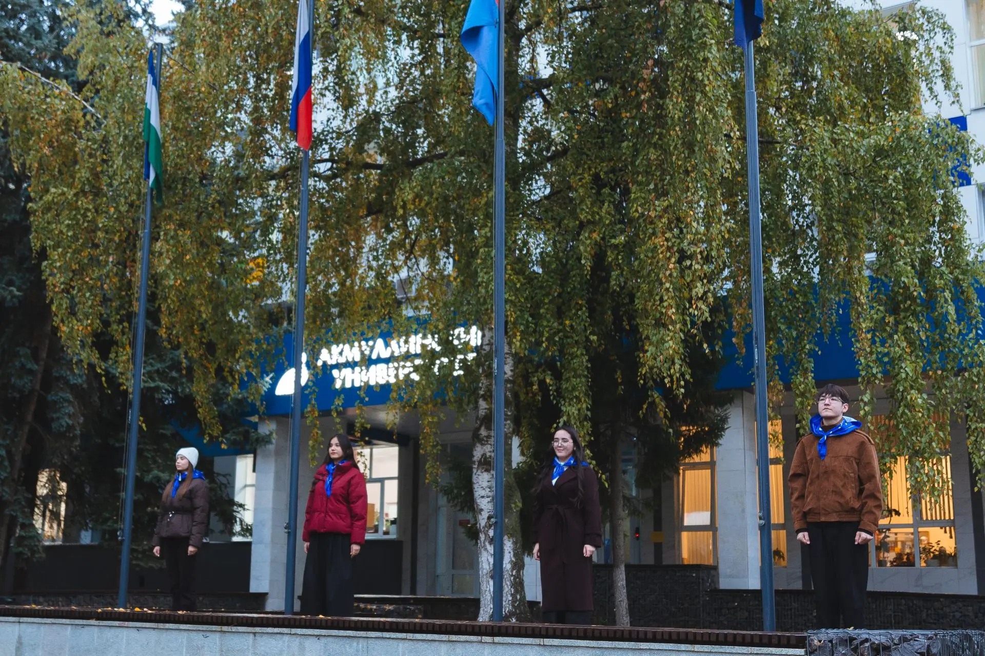 🇷🇺 В День учителя флаги перед вузом подняли студенты ФБФ