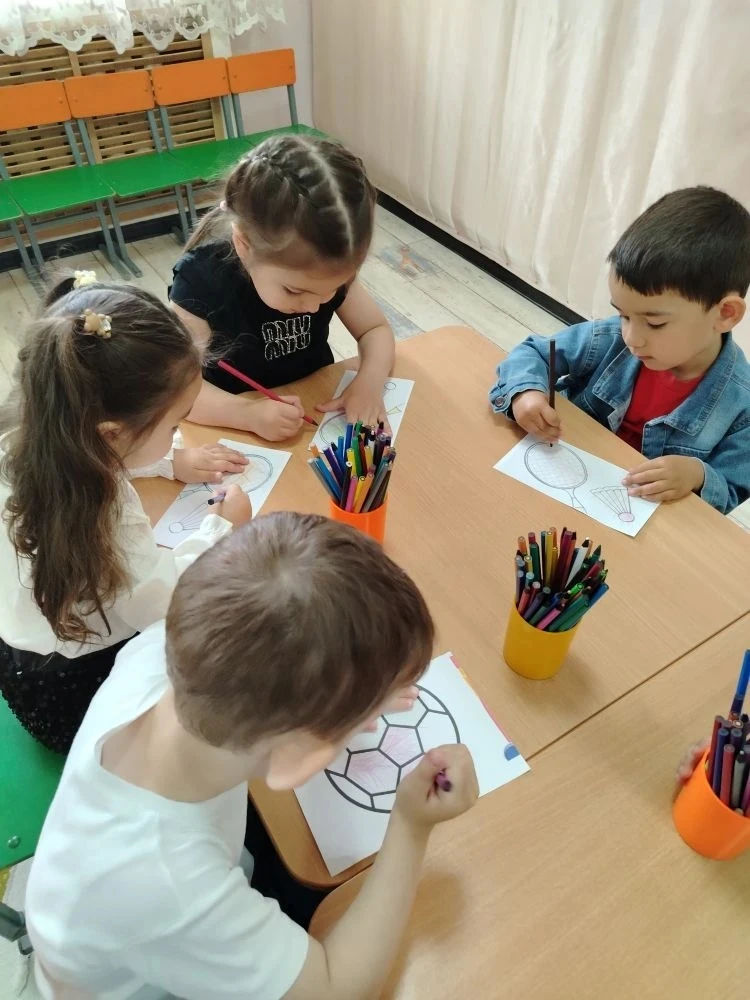 💫 🌼Сегодня занятие по рисованию в средней группе "Солнышко" было посвящено теме "Россия — здоровая