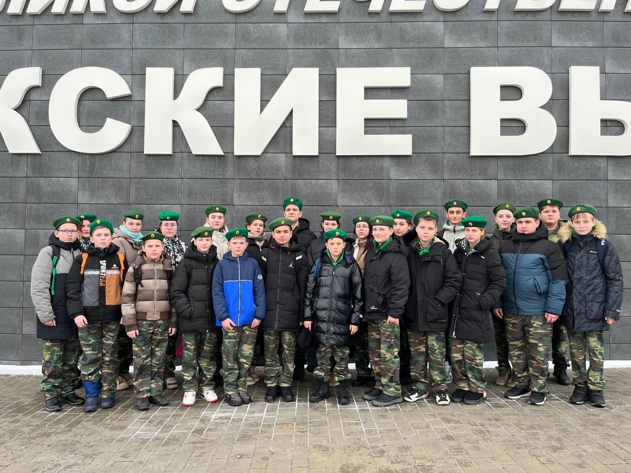 🇷🇺 Сегодня обучающиеся 6Е класса — друзья юных пограничников — посетили военно-исторический музейный