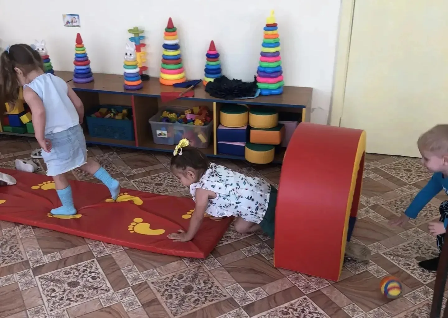 Подвижные игры с модулями: энергия в радость! 🏃‍♂️

 👶Малышам сложно усидеть на месте, и это норма