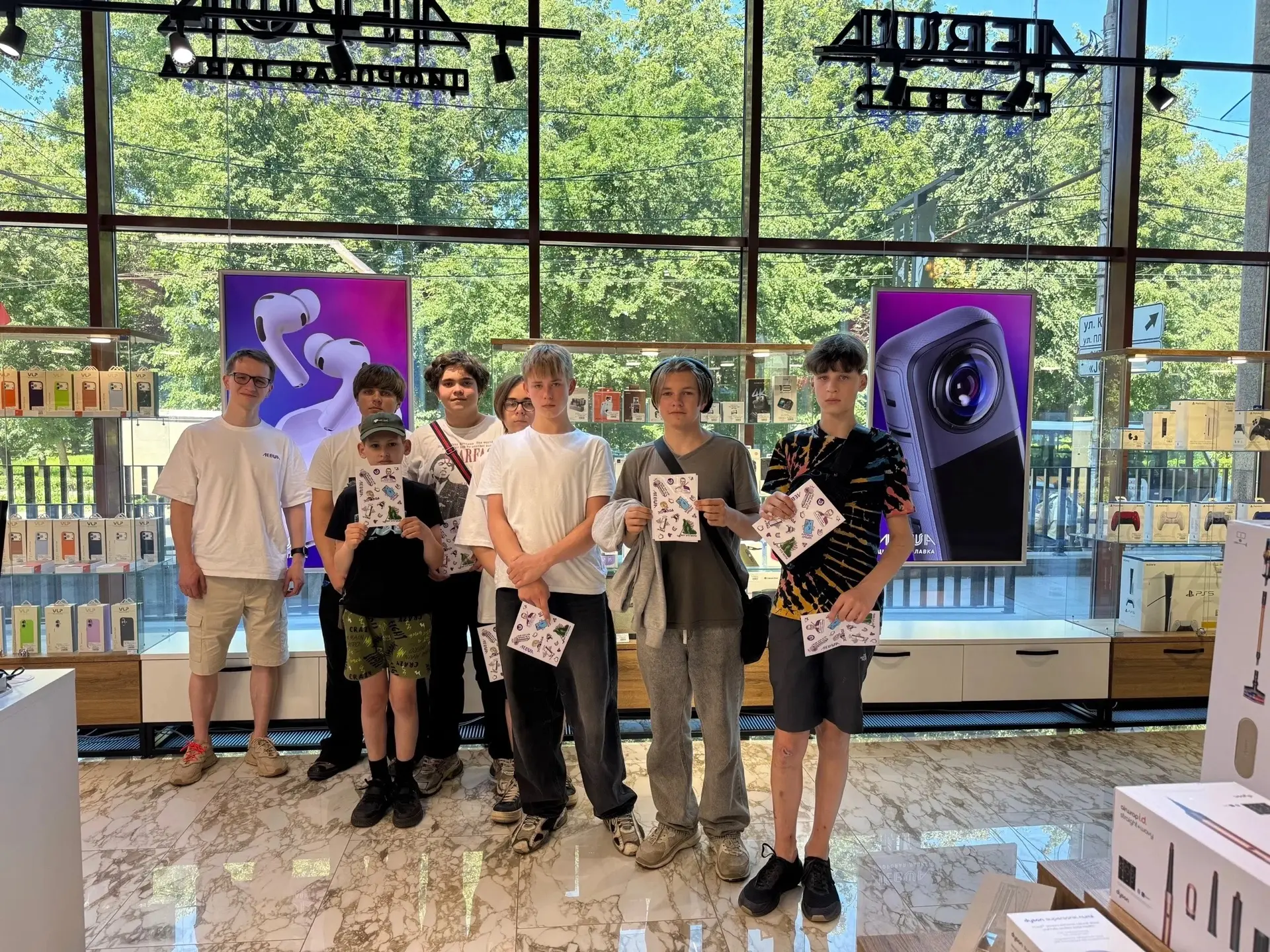 ✨ Ребята из интеллектуального лагеря побывали в цифровой лавке «Левша»! Ребята узнали, как строится 