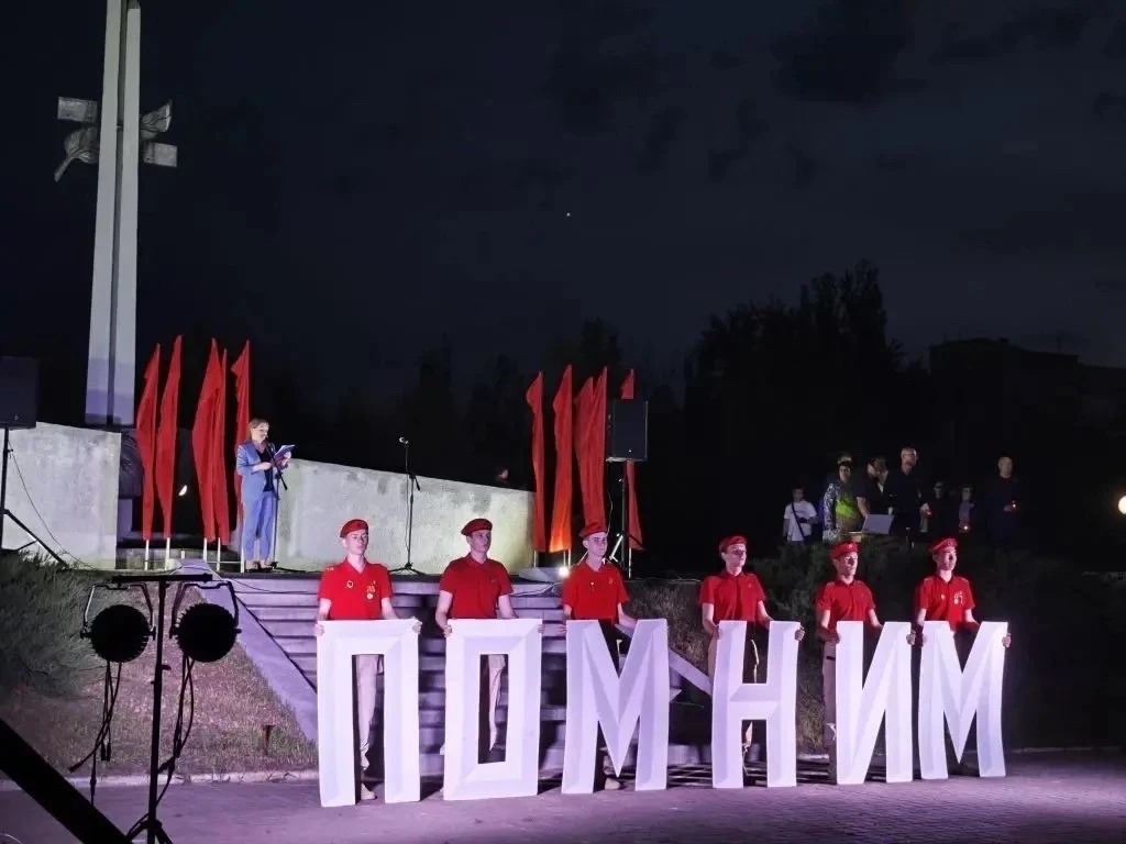 Свеча памяти 🕯    Кажется, это всего лишь минута тишины и маленький огонёк. Но в этом пламени — стол