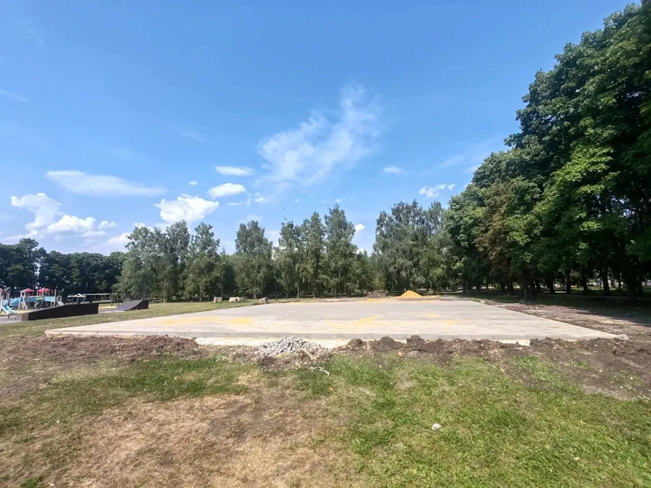 В Центральном парке поселка Кшенский продолжается благоустройство