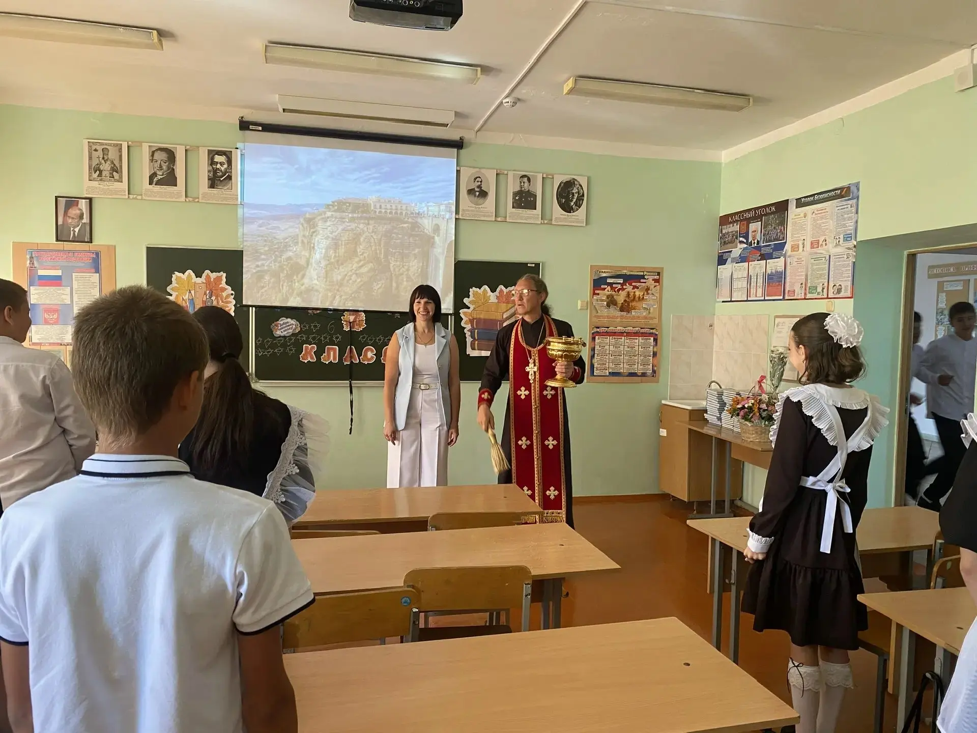 Сегодня в нашей школе царила особенная атмосфера. Отец Александр провел обряд освящения...
