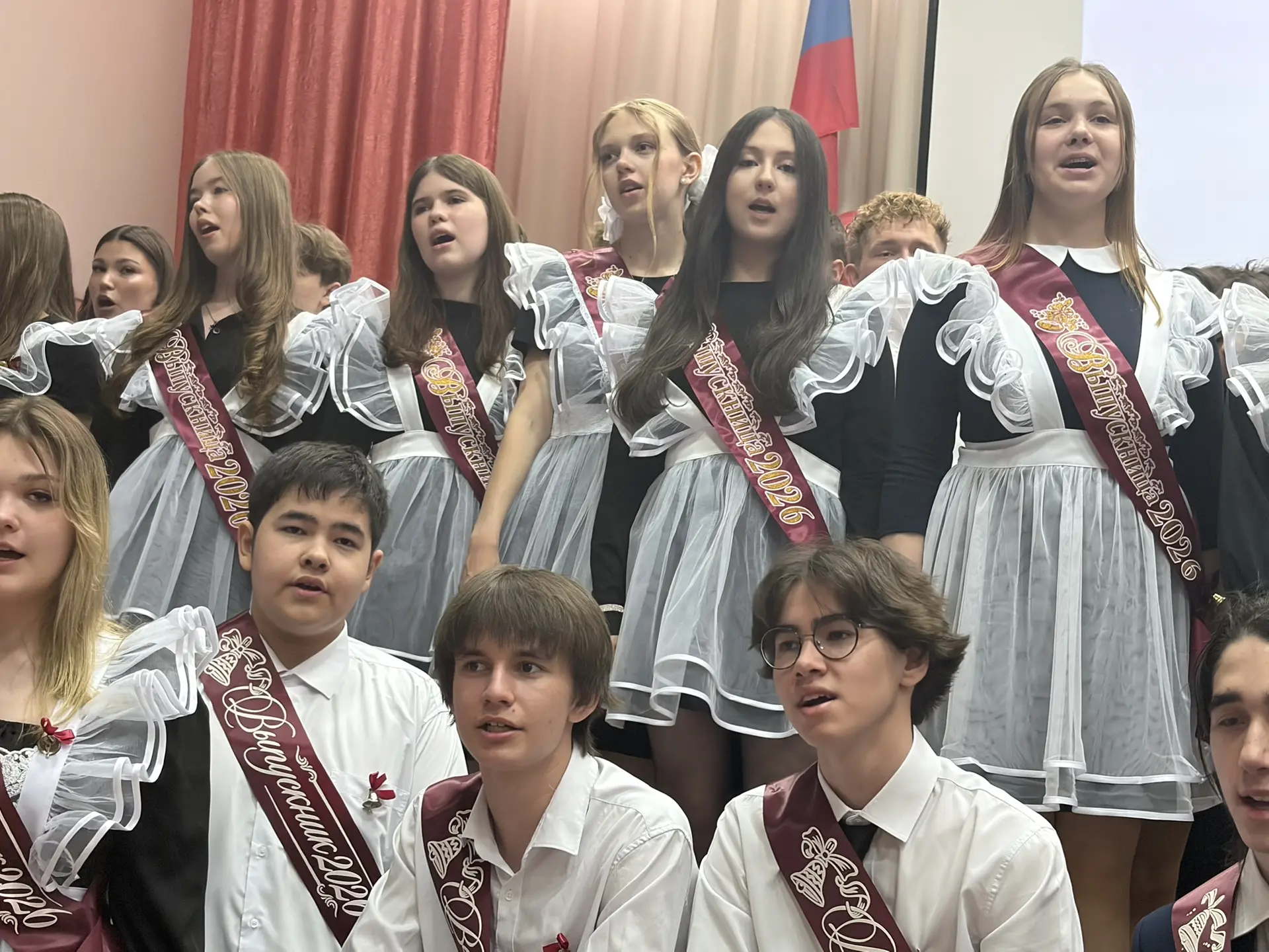 26 мая, в актовом зале нашей школы было жарко от эмоций. И нет, это не майская погода — это наши дев
