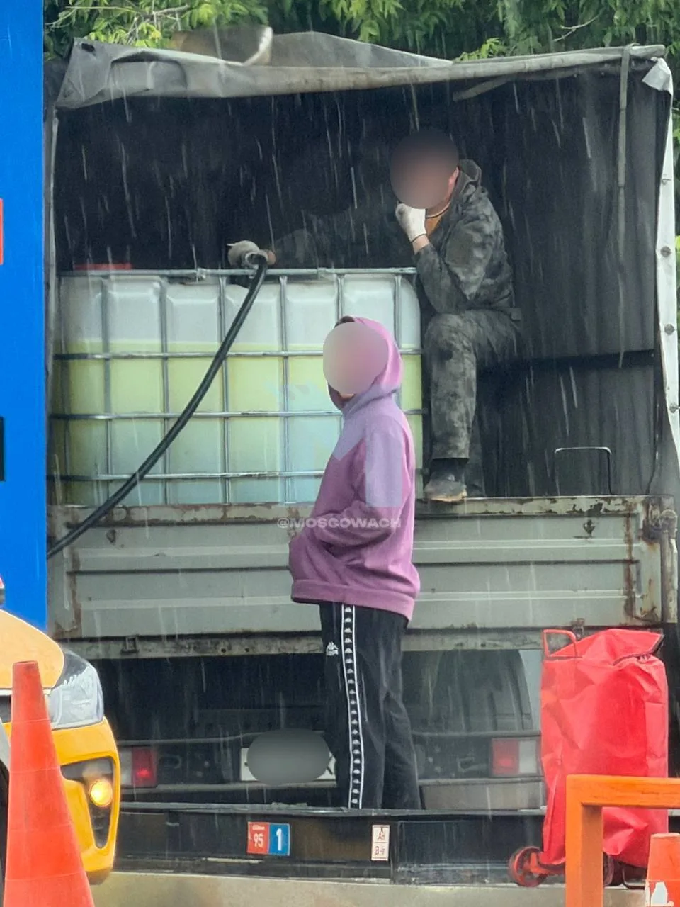 Кризис топлива не щадит никого: В Москве заметили мужиков, которые решили не просто зап...