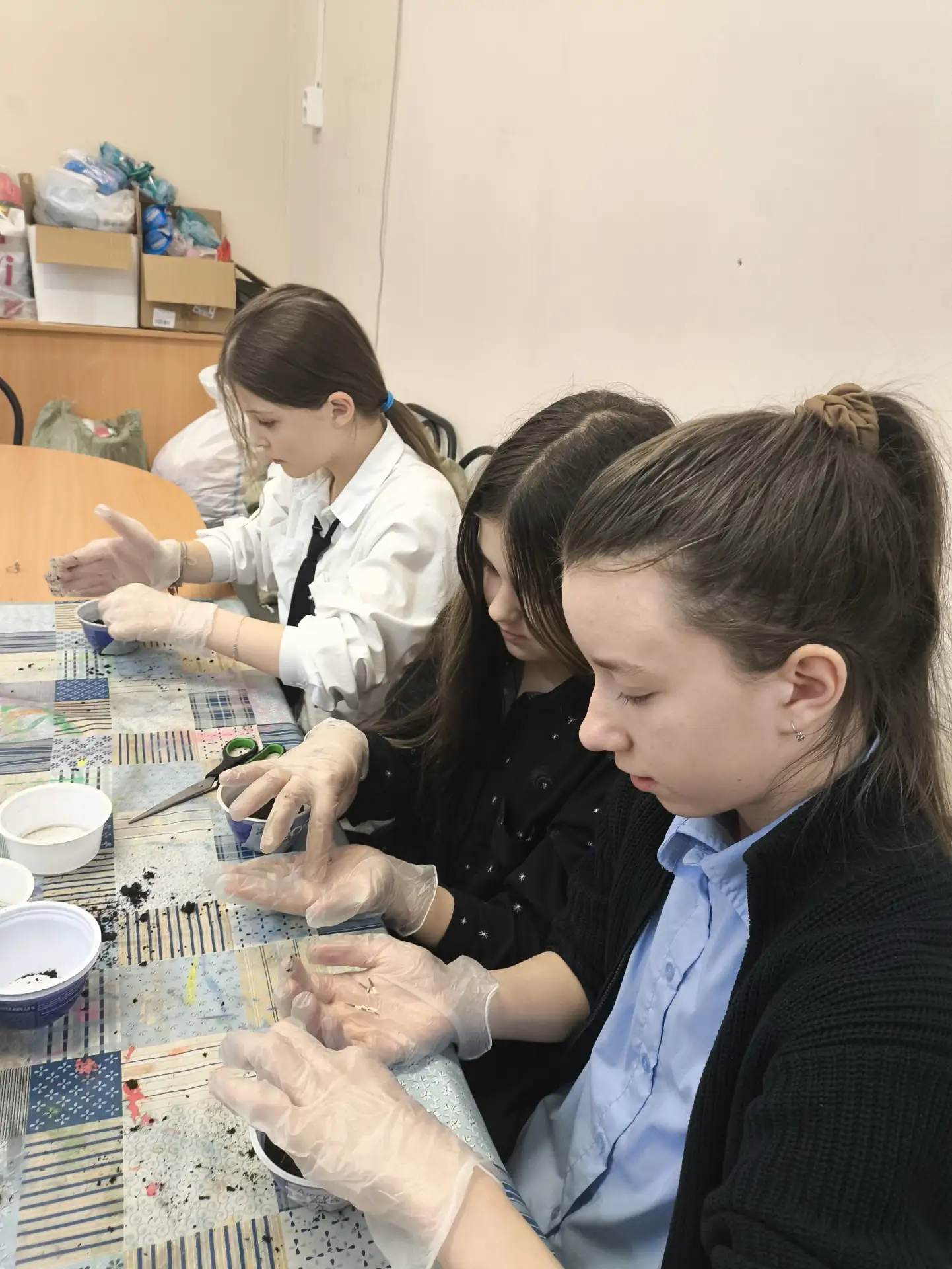 🌍 В рамках Дня Земли: заботимся о растениях и готовимся украсить школу!  День Земли — это не только 