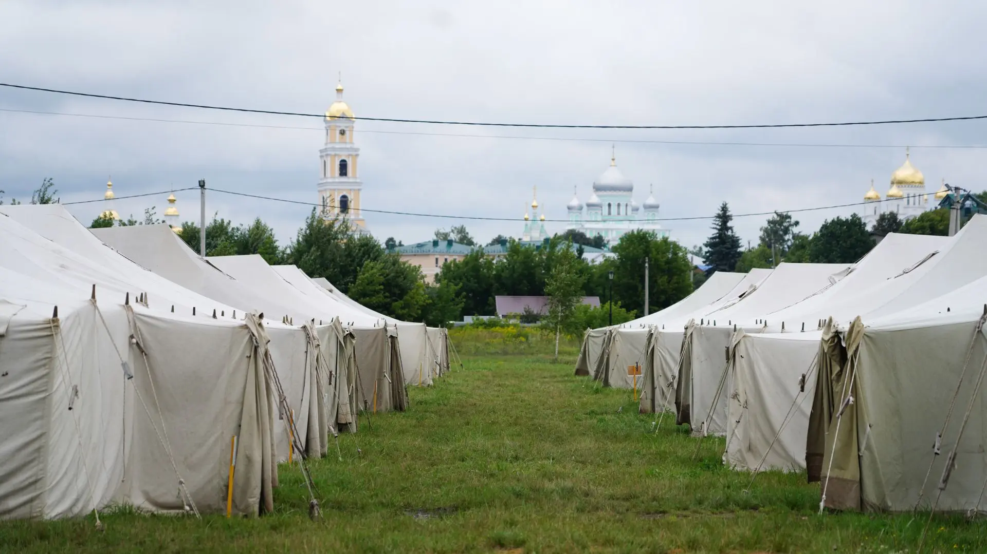 Перед Серафимовскими торжествами в Дивееве открылся палаточный городок для паломников.

Здесь смогут