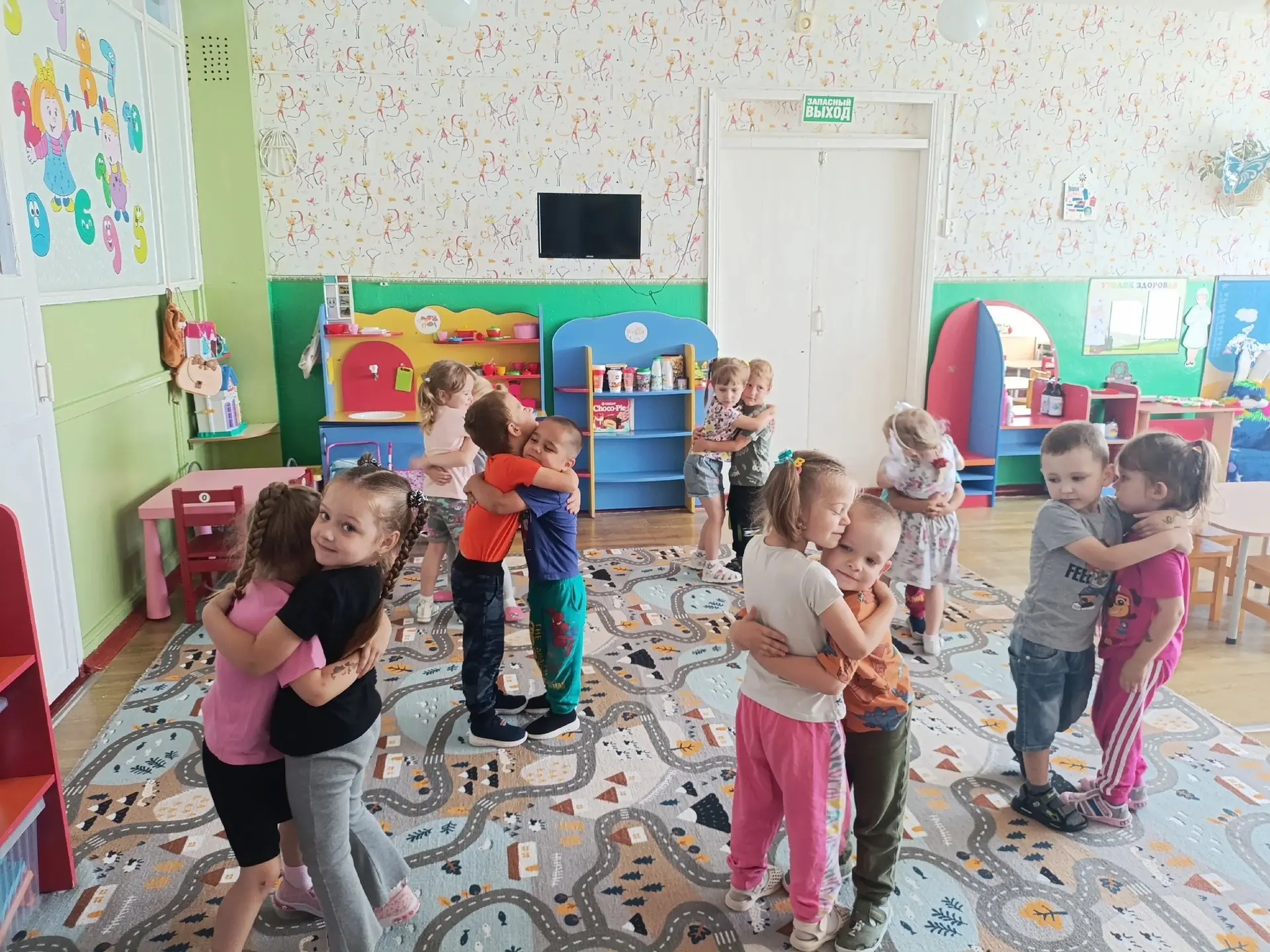 В преддверии Международного дня дружбы в средней группе «Непоседы» пошло тематическое занятие   с це