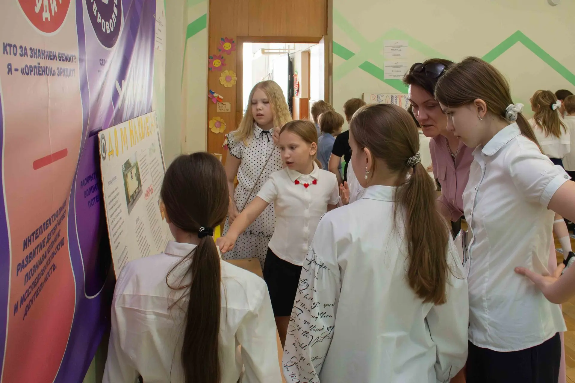 Школьный телеканал представляет сюжет, посвященный фестивалю «Песенное поле»:
https://vkvideo.ru/vid
