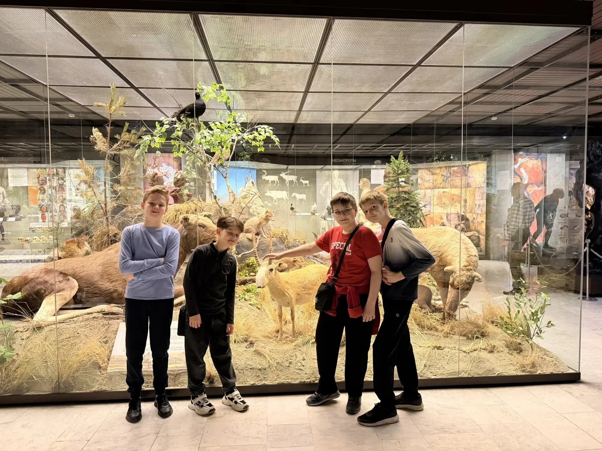 Поездка 5В класса в Дарвиновский музей 🦖📸  2 апреля наши юные исследователи отправились в один из са